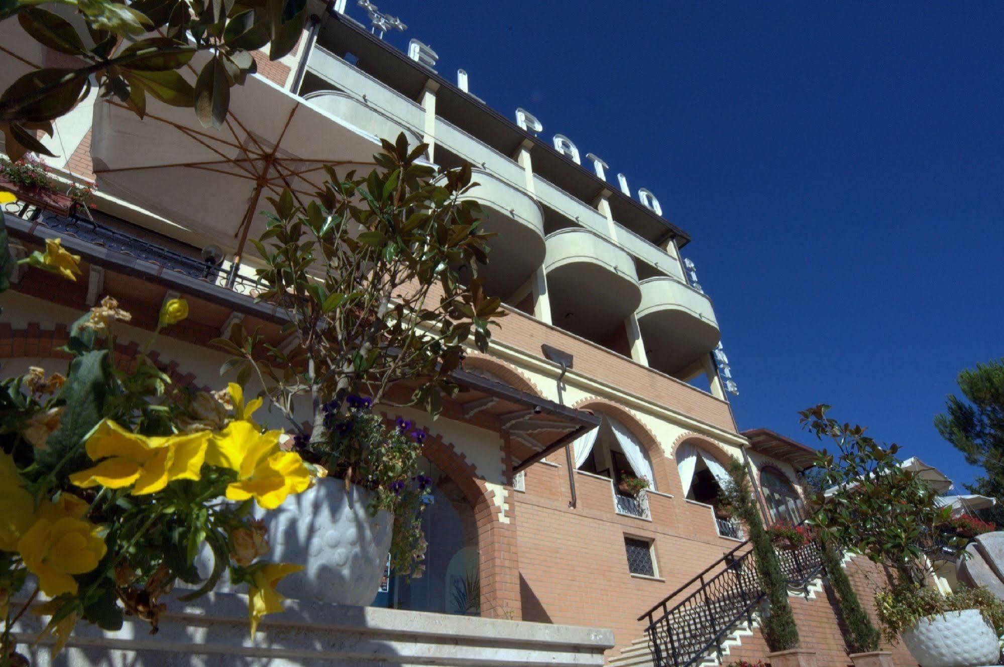 El Patio Hotel Corciano Exteriör bild